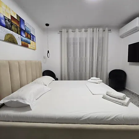Roomy Τίρανα