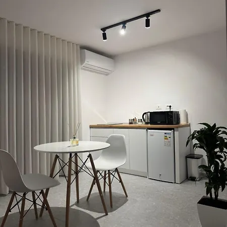 Roomy Τίρανα