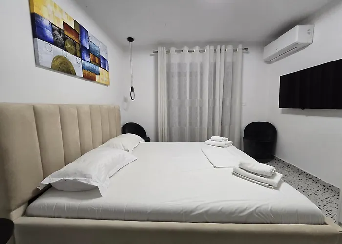 Roomy Τίρανα