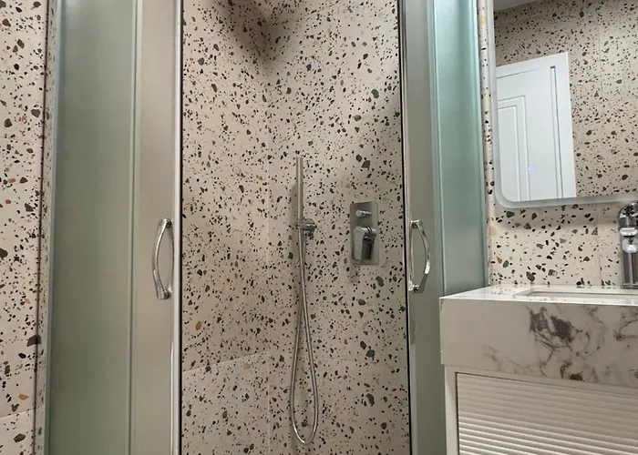 Roomy Τίρανα